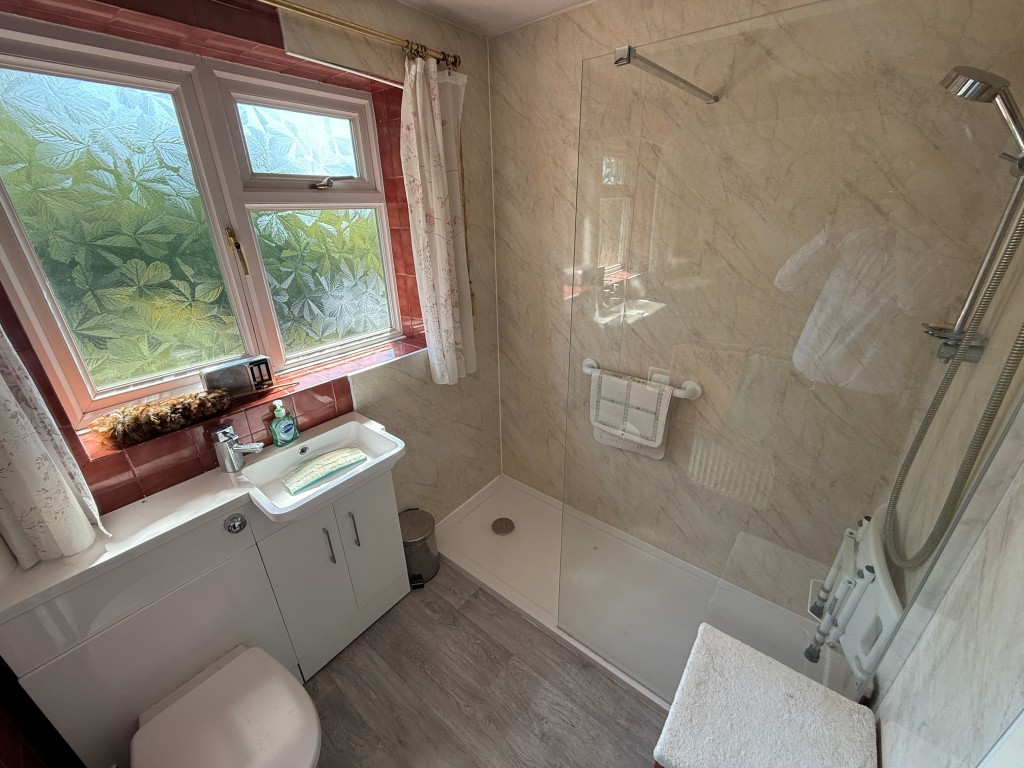 Lot: 96 - SEMI-DETACHED HOUSE FOR REPAIR WITH PLANNING FOR EXTENSION - Shower room with W.C.